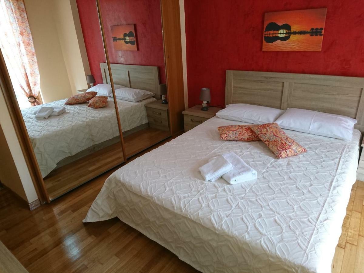 90m² 2 slaapkamer, 1 privé badkamer Appartement in Pagrati Athene Buitenkant foto